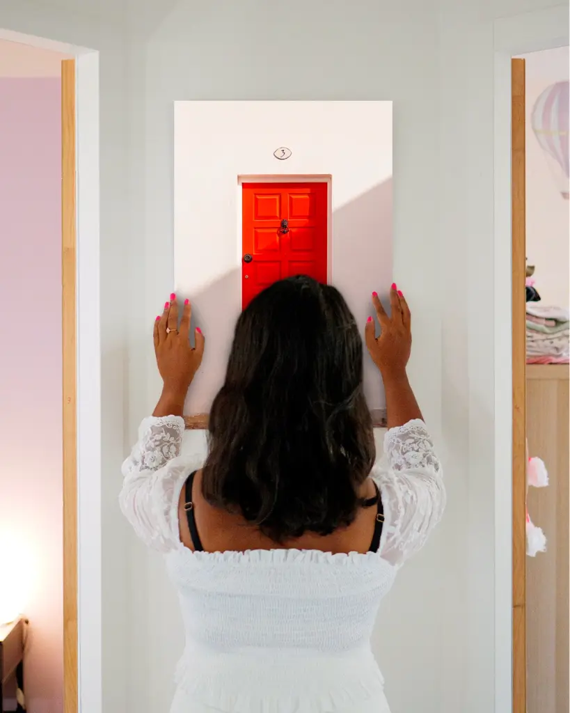 Porte_Rouge_aluminium_3_femme_mur.webp