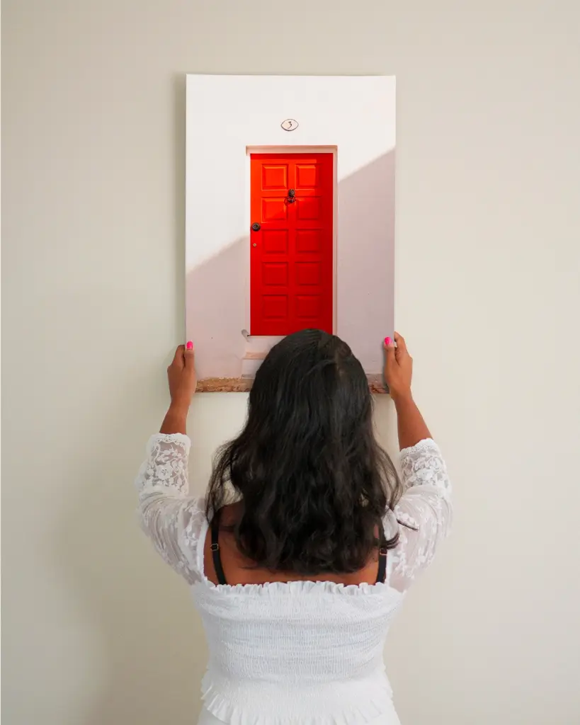 Porte_Rouge_toile_simple_3_femme_mur.webp