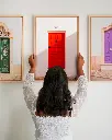 Porte_Rouge_toile_cadre_3_femme_mur.webp