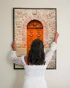Porte_St Galmier_poster_cadre_3_femme_mur.webp