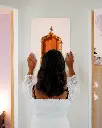 Porte_Tiny Door_Marron_aluminium_3_femme_mur.webp