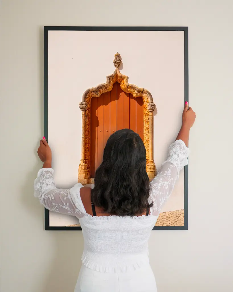 Porte_Tiny Door_Marron_poster_cadre_3_femme_mur.webp