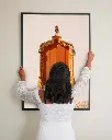 Porte_Tiny Door_Marron_poster_cadre_3_femme_mur.webp