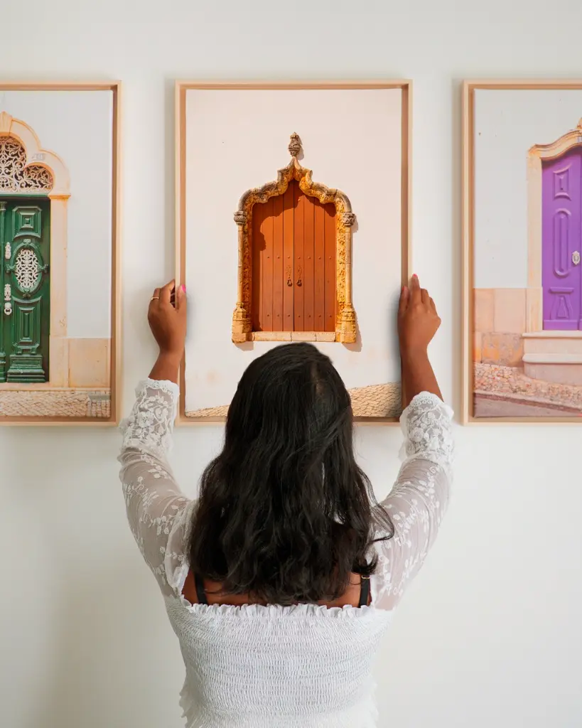 Porte_Tiny Door_Marron_toile_cadre_3_femme_mur.webp