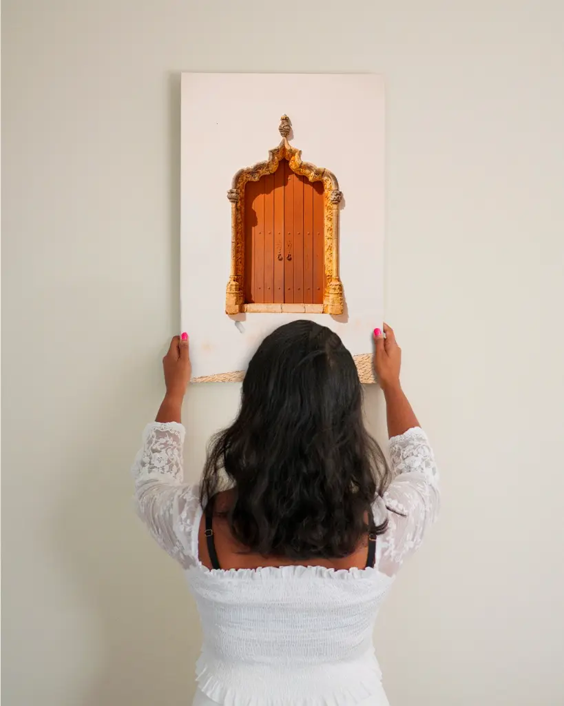 Porte_Tiny Door_Marron_toile_simple_3_femme_mur.webp