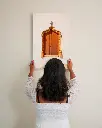 Porte_Tiny Door_Marron_toile_simple_3_femme_mur.webp