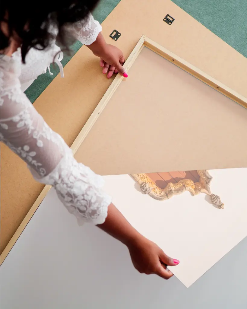 Porte_Tiny Door_Marron_fine art_3_femme_cadre.webp
