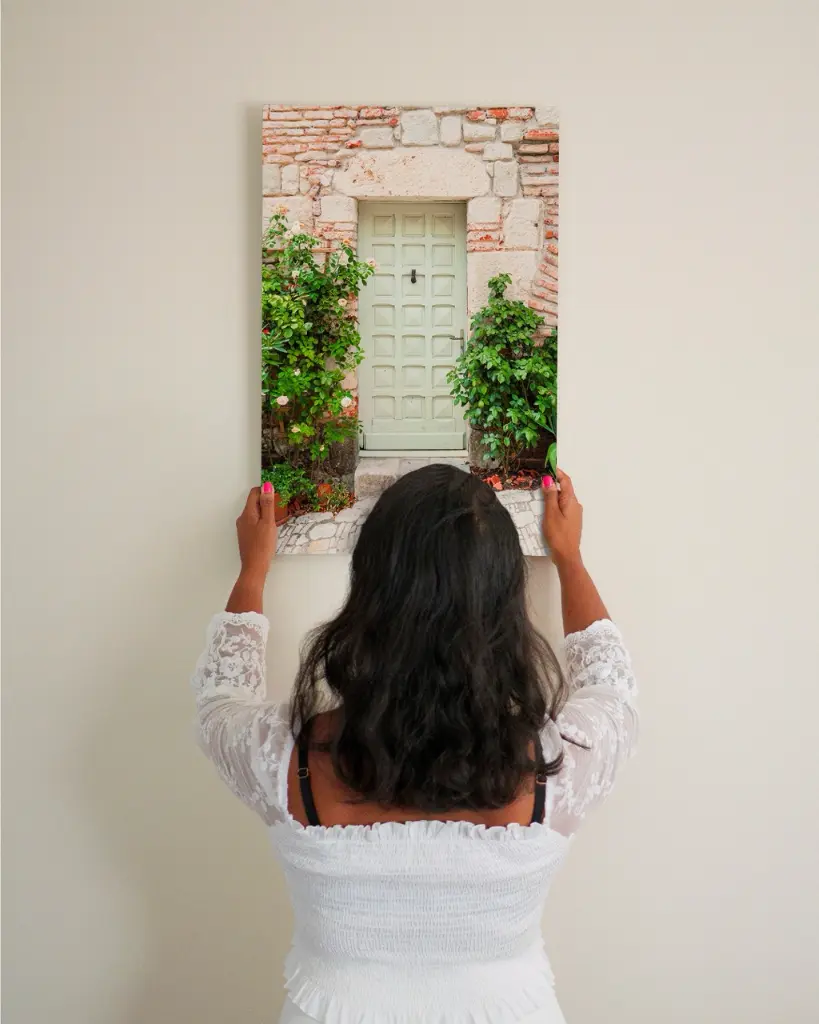 Porte_Penne d'Agenais_toile_femme_mur.webp