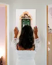 Porte_Verte_Estoi_aluminium_3_femme_mur.webp