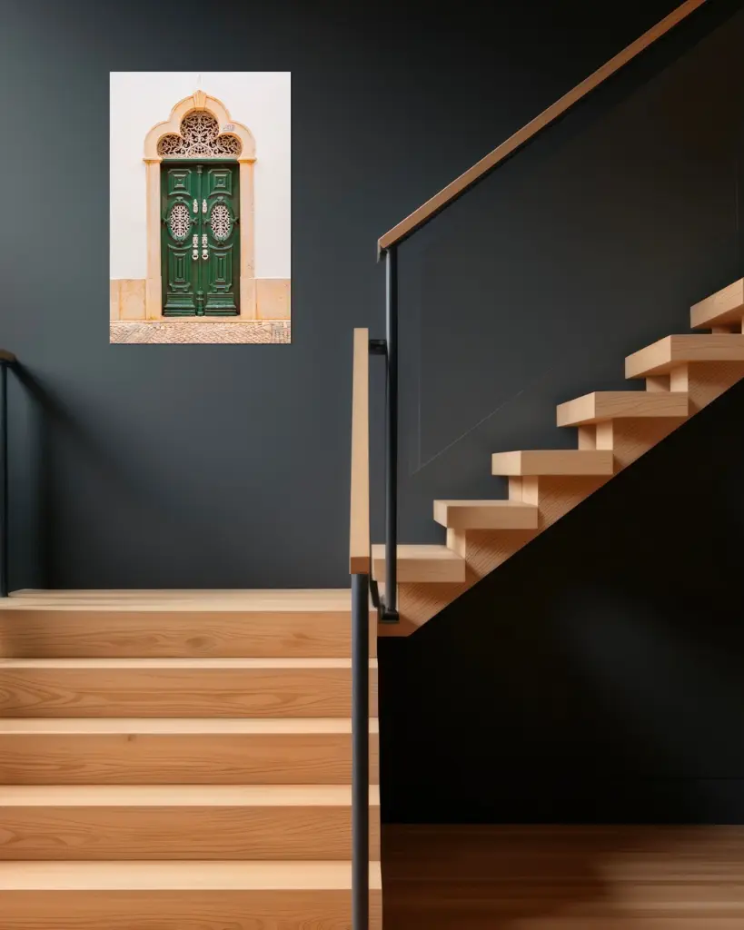 Porte_Verte_Estoi_aluminium_5_escalier_bois_moderne.webp