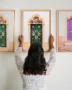 Porte_Verte_Estoi_toile_cadre_3_femme_mur.webp