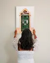 Porte_Verte_Estoi_toile_simple_3_femme_mur.webp