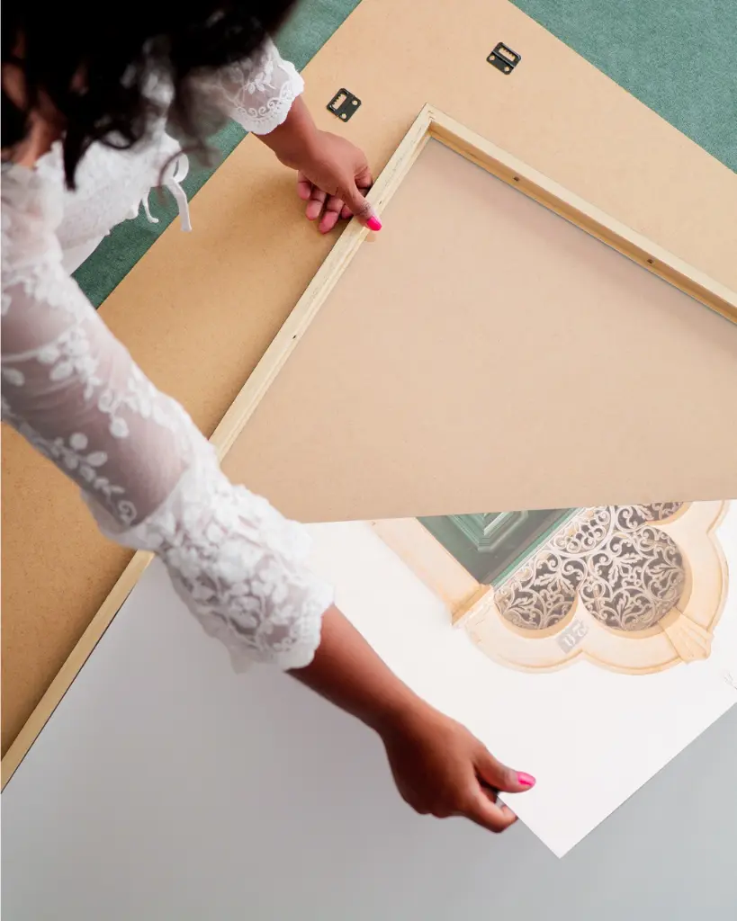 Porte_Verte_Estoi_fine art_3_femme_cadre.webp