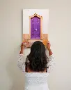 Porte_violet_toile_simple_3_femme_mur.webp