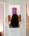 Porte_violet_aluminium_3_femme_mur.webp