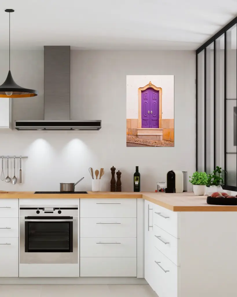 Porte_violet_aluminium_4_encadre_cuisine_moderne_industriel.webp