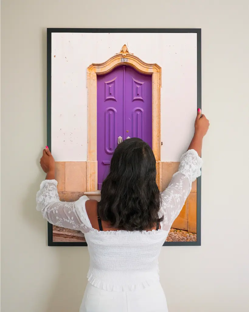 Porte_violet_poster_cadre_3_femme_mur.webp