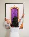 Porte_violet_poster_cadre_3_femme_mur.webp