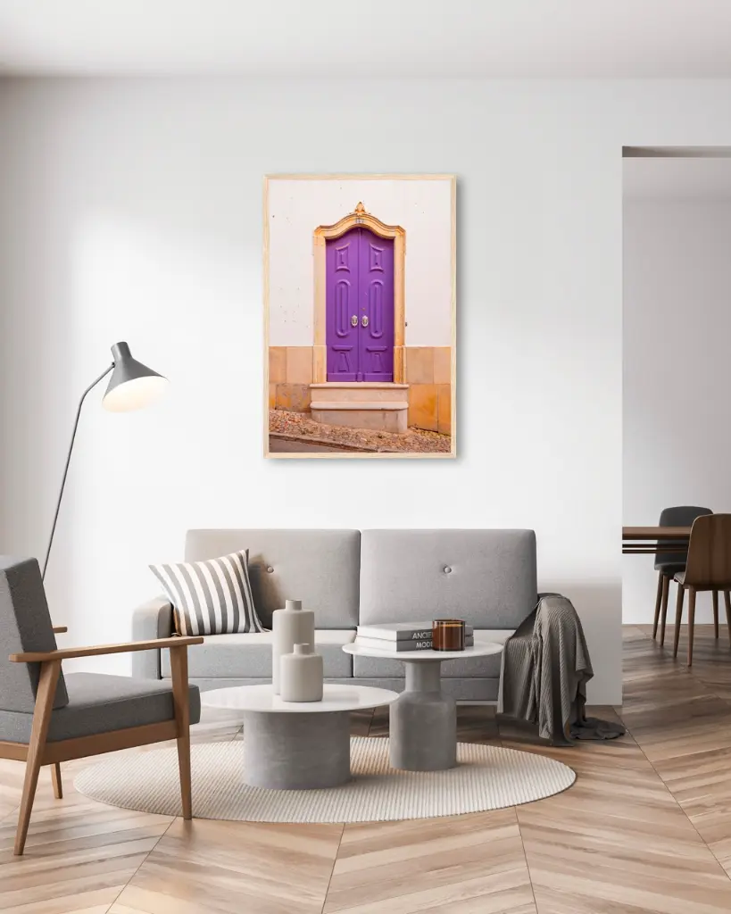 Porte_violet_poster_cadre_6_salon_gris_tissus_moderne.webp
