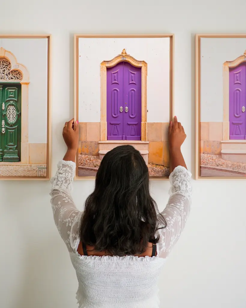 Porte_violet_toile_cadre_3_femme_mur.webp