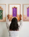 Porte_violet_toile_cadre_3_femme_mur.webp