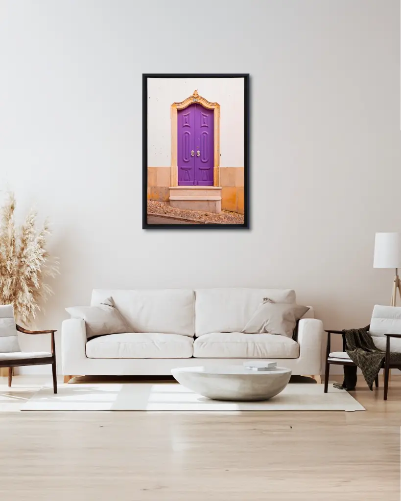 Porte_violet_toile_cadre_6_salon_beige_tissus_moderne.webp