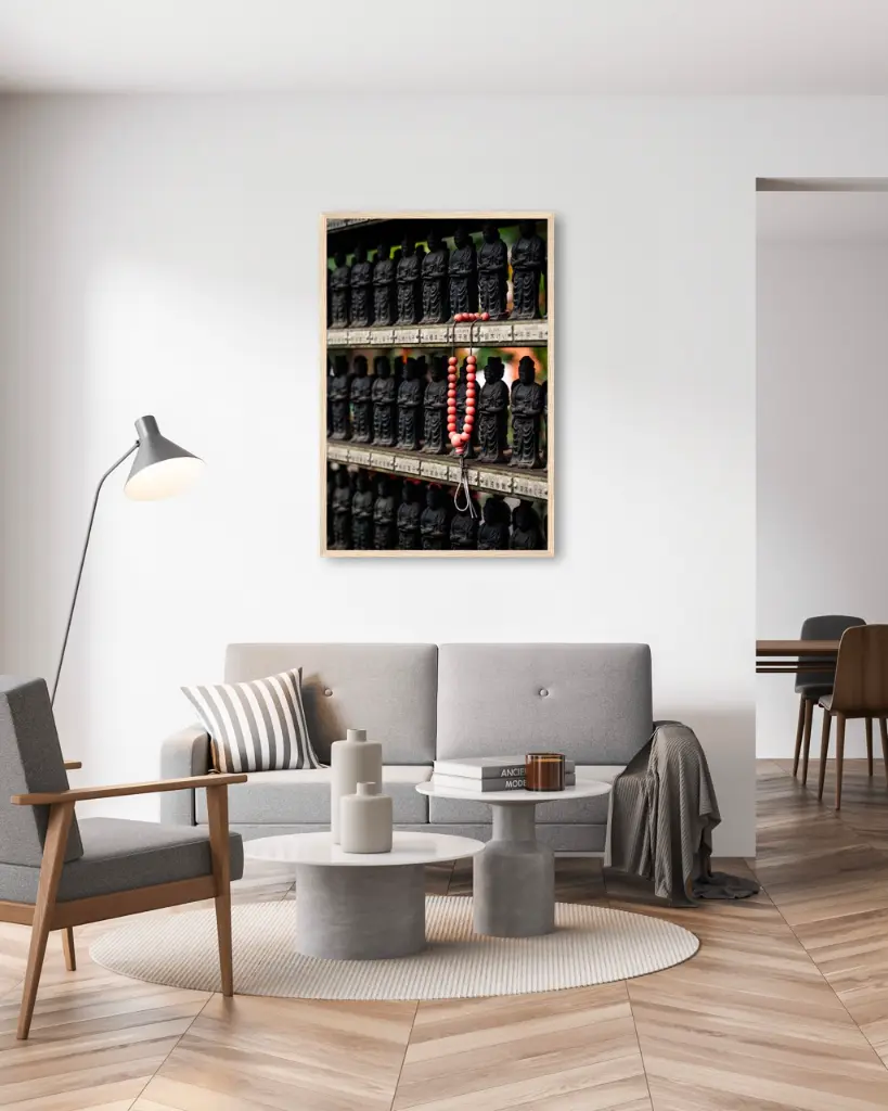 Bracelet_Statuette_poster_cadre_6_salon_gris_tissus_moderne.webp