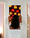 Lanternes_Japon_aluminium_3_femme_mur.webp
