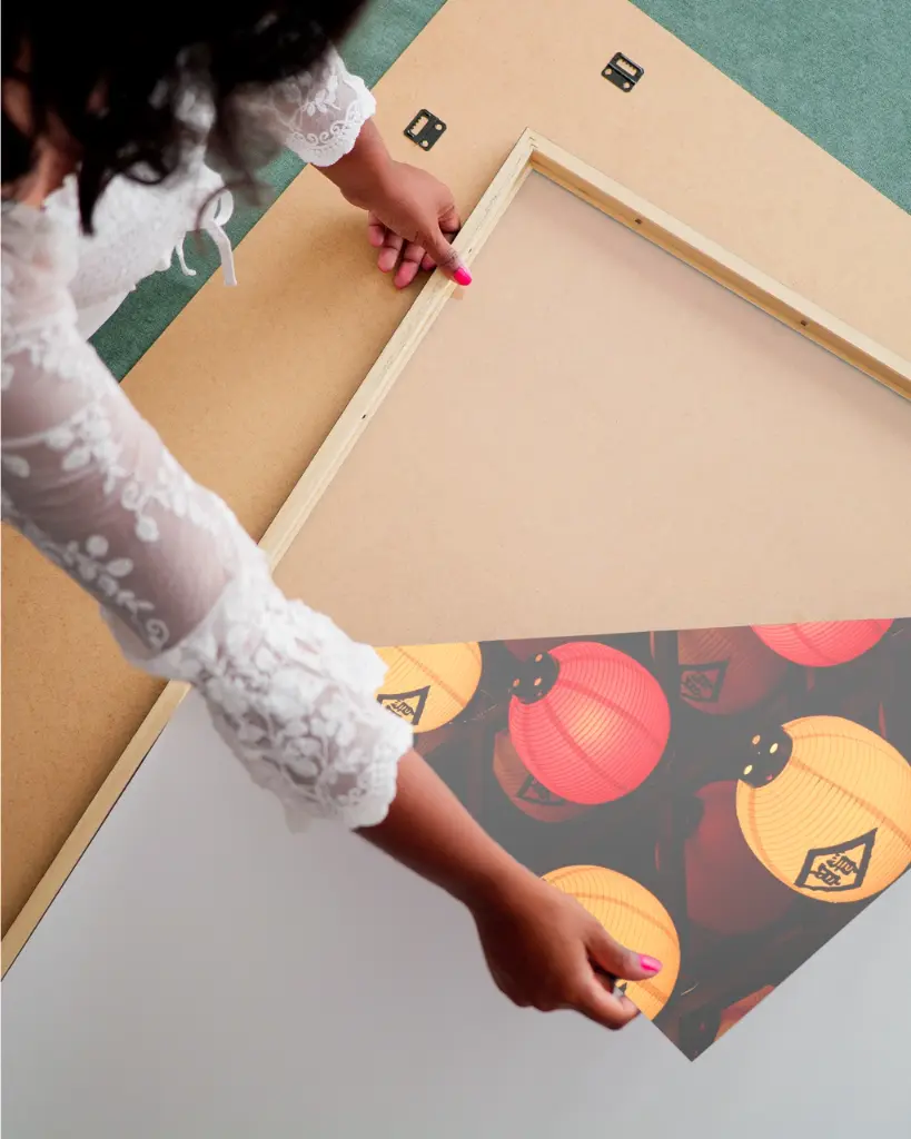 Lanternes_Japon_fine art_3_femme_cadre.webp