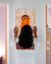 Porte_St Galmier_aluminium_femme_mur.webp