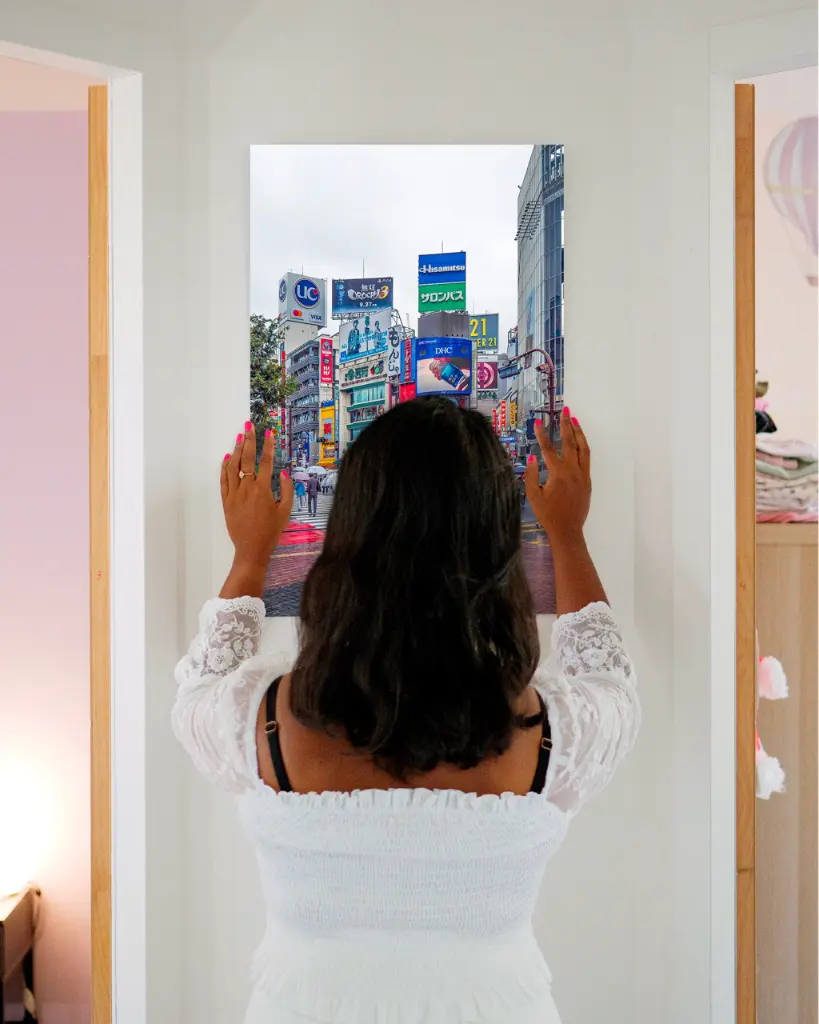 Shibuya_Crossing_Pluie_aluminium_3_femme_mur.webp