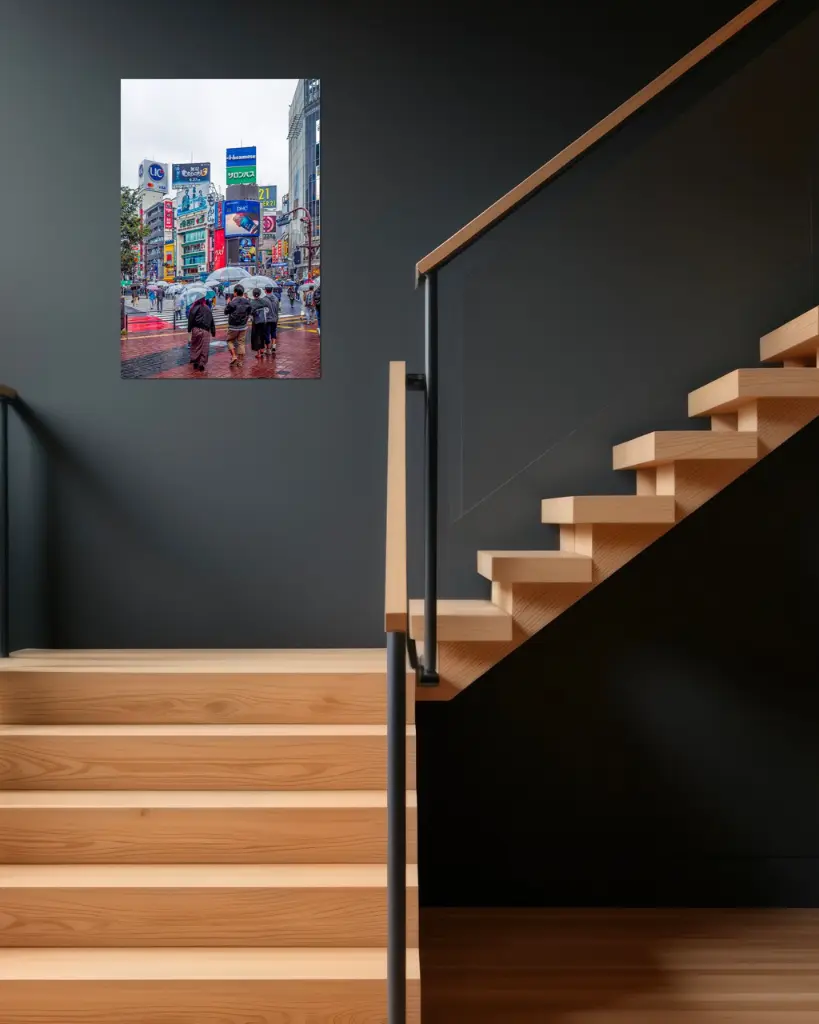 Shibuya_Crossing_Pluie_aluminium_5_escalier_bois_moderne.webp