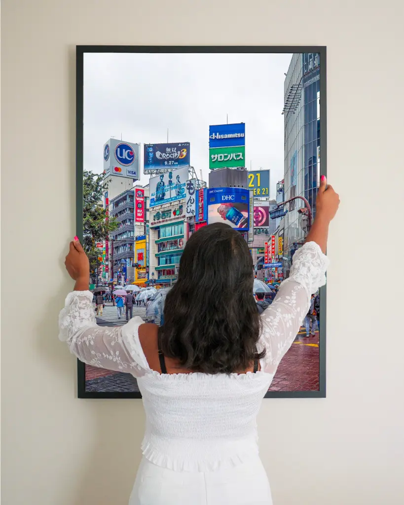 Shibuya_Crossing_Pluie_poster_cadre_3_femme_mur.webp