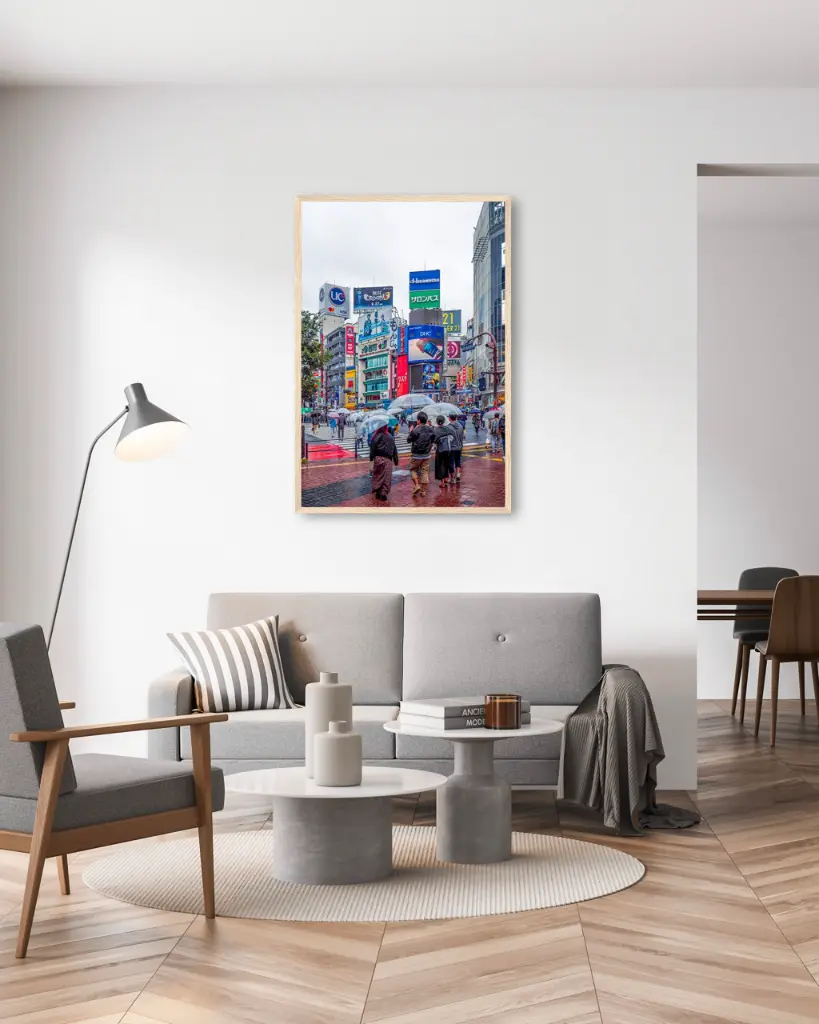 Shibuya_Crossing_Pluie_poster_cadre_6_salon_gris_tissus_moderne.webp