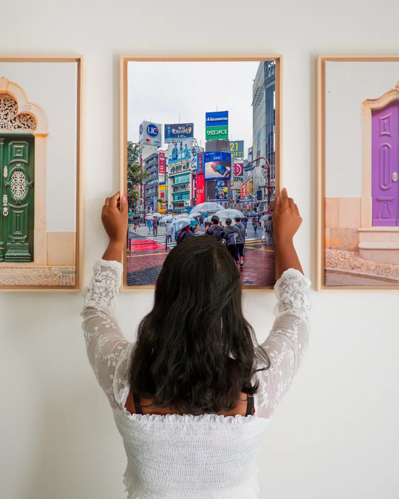 Shibuya_Crossing_Pluie_toile_cadre_3_femme_mur.webp