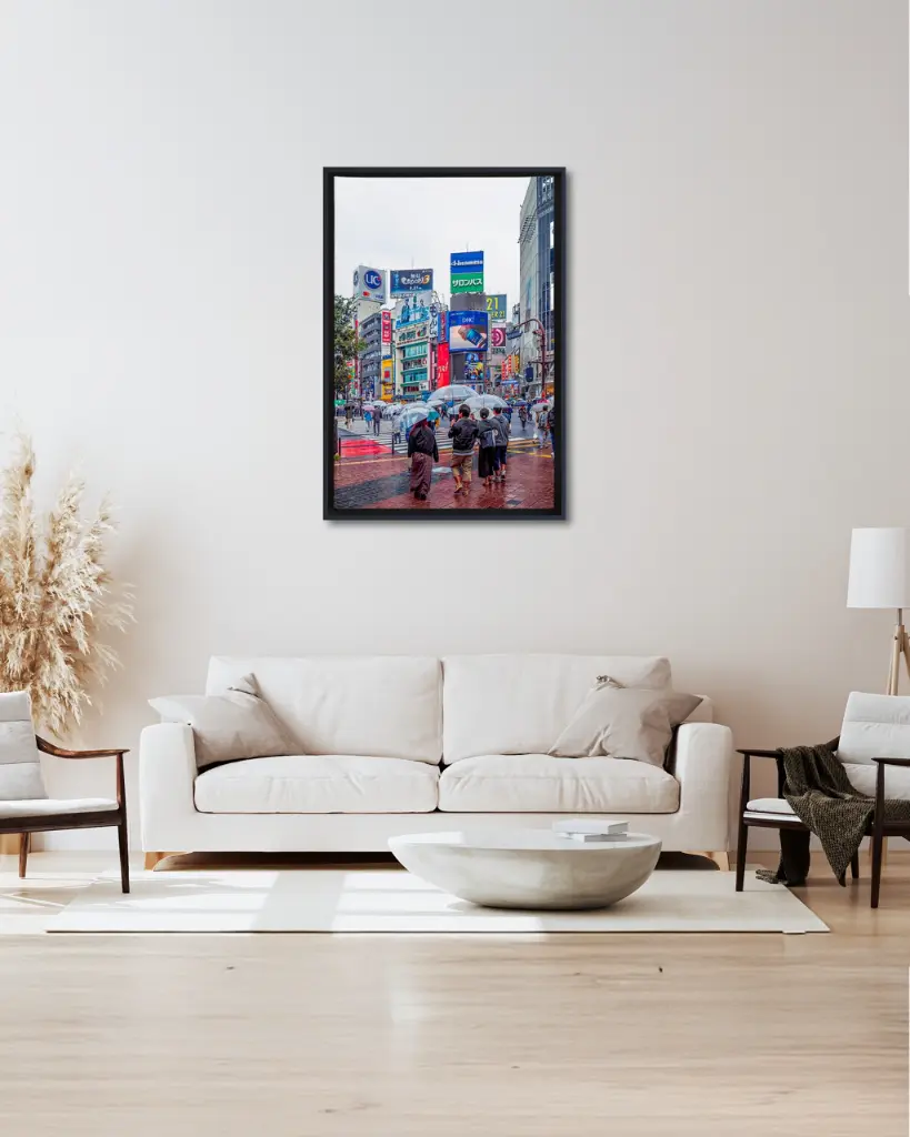 Shibuya_Crossing_Pluie_toile_cadre_6_salon_beige_tissus_moderne.webp