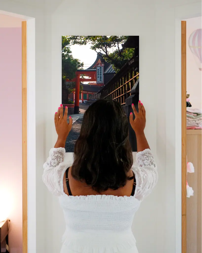 Temple_Inari_Kyoto_Papi_aluminium_3_femme_mur.webp