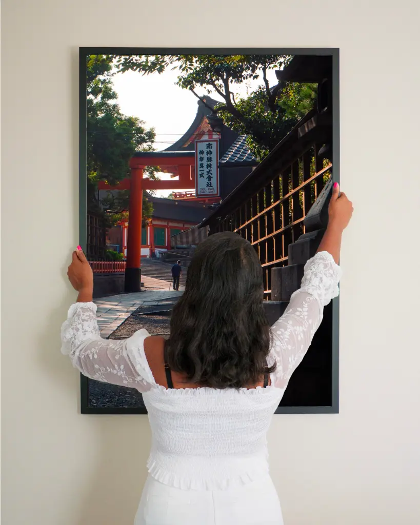 Temple_Inari_Kyoto_Papi_poster_cadre_3_femme_mur.webp