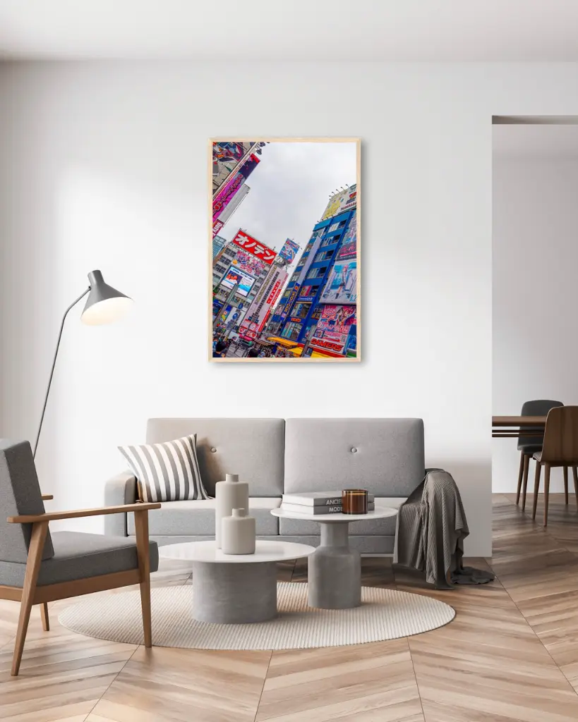 Tokyo_Publicité_poster_cadre_6_salon_gris_tissus_moderne.webp