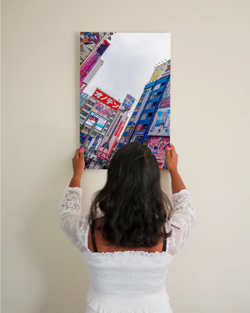 Tokyo_Publicité_toile_simple_3_femme_mur.webp