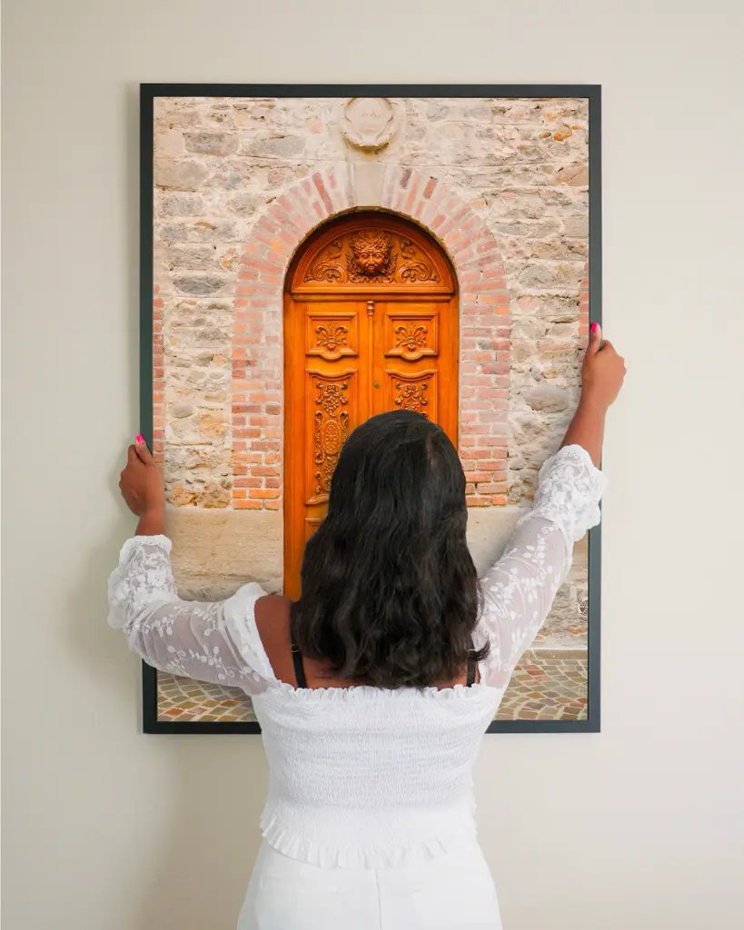 Porte_St Galmier_poster_encadre_femme_mur.webp