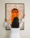 Porte_St Galmier_poster_encadre_femme_mur.webp