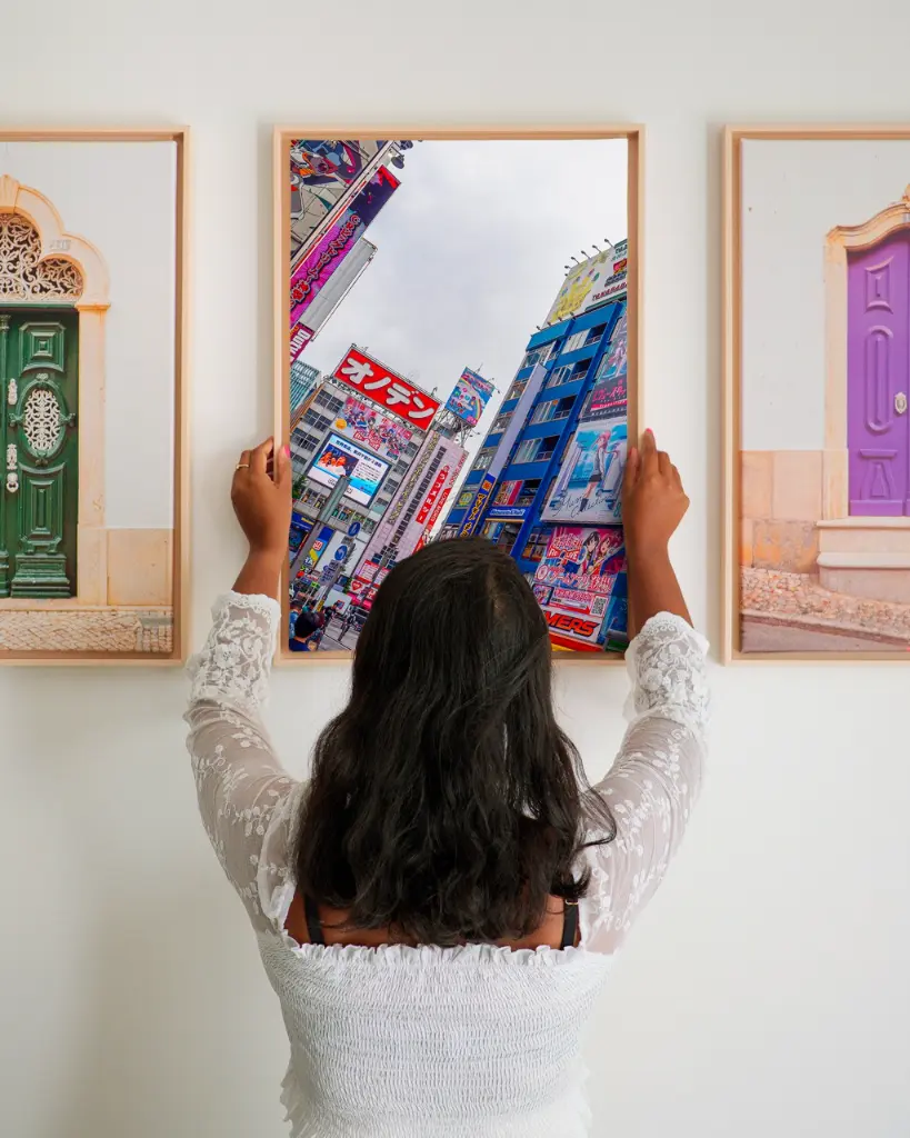 Tokyo_Publicité_toile_cadre_3_femme_mur.webp