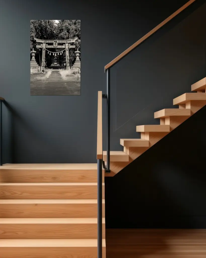 Temple_Torii_Kochi_aluminium_5_escalier_bois_moderne.webp