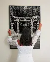 Temple_Torii_Kochi_poster_cadre_3_femme_mur.webp