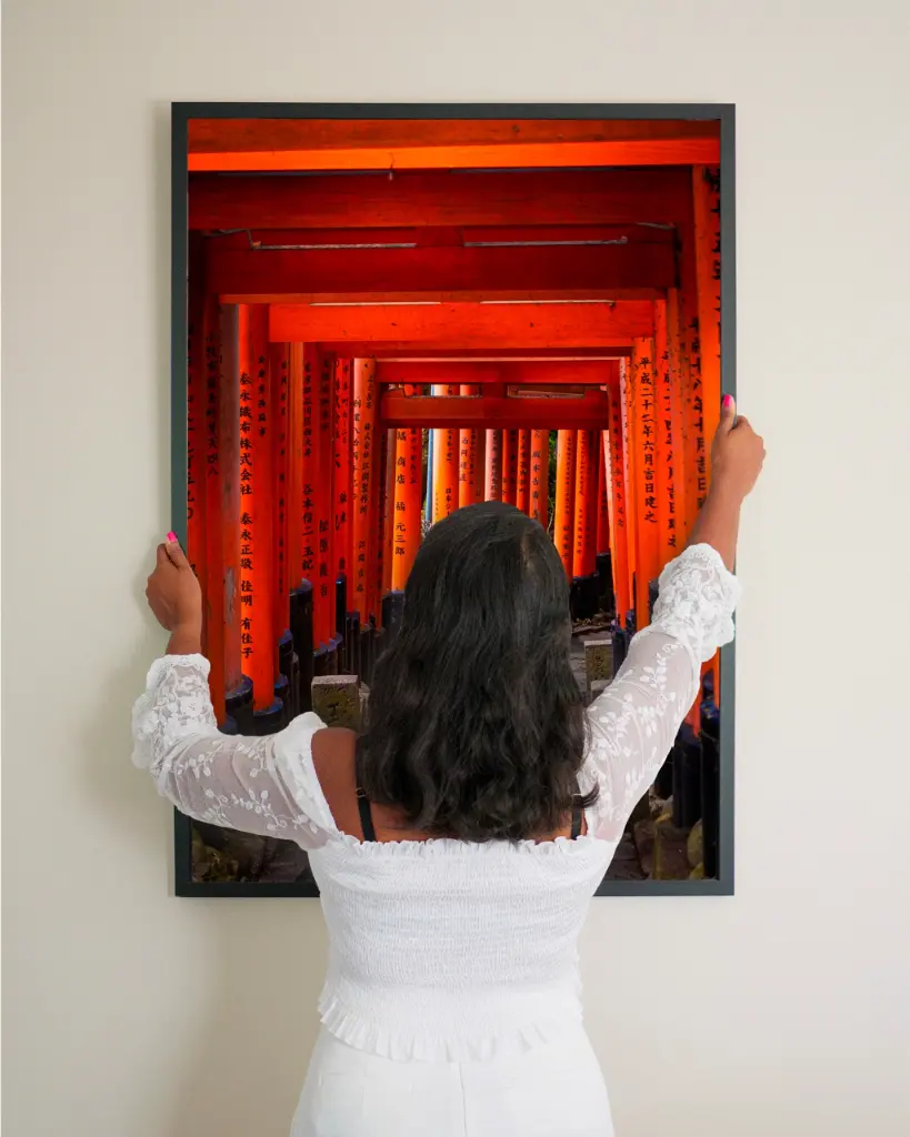 Torii_Temple_Inari_poster_cadre_3_femme_mur.webp