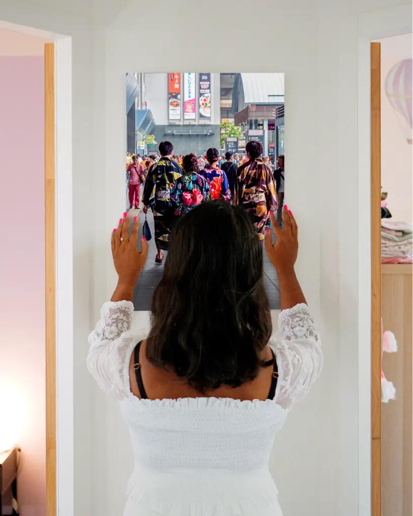 Groupe_Tradition_Ville_aluminium_3_femme_mur.webp