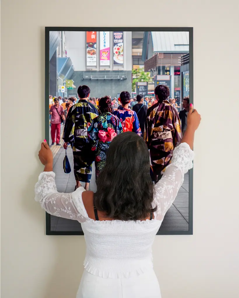 Groupe_Tradition_Ville_poster_cadre_3_femme_mur.webp