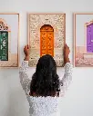 Porte_St Galmier_toile_encadre_femme_mur.webp