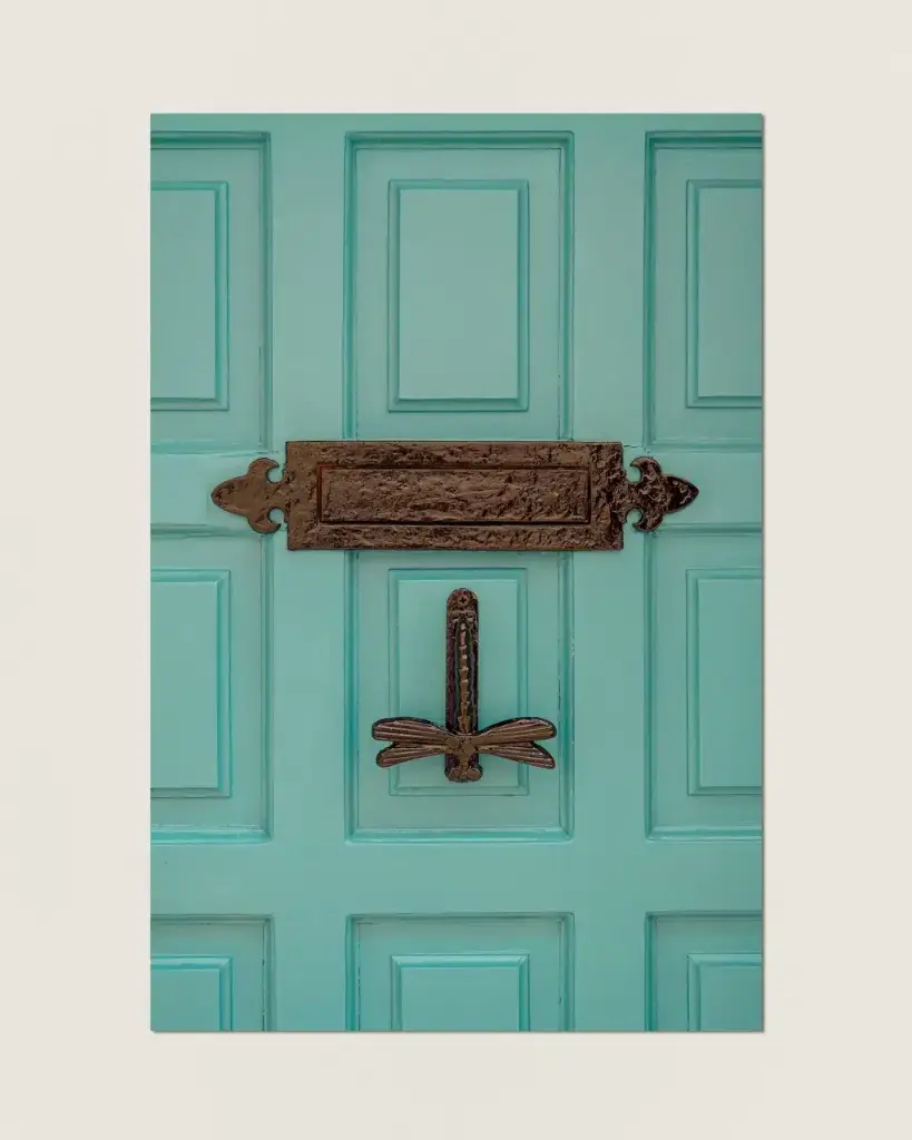 Photographie Porte Turquoise & Heurtoir Libellule – Décoration Murale Bohème – Photo de Voyage France – Tournon-d’Agenais - Aluminium (20x30 cm - 8x12″).webp